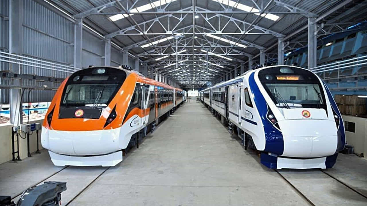 Vande Bharat Trains: భారతదేశంలో అతిపెద్ద రవాణా వ్యవస్థ అంటే అది రైల్వే అని చెప్పక తప్పదు. ప్రపంచ వ్యాప్తంగా అతిపెద్ద రవాణా వ్యవస్థలో భారత రైల్వే నాలుగో స్థానంలో ఉంది. ప్రస్తుతం హైస్పీడ్ రైళ్లు అందుబాటులోకి వస్తున్నాయి. ముఖ్యంగా వందేభారత్ ఎక్స్ప్రెస్ రైళ్లు విజయవంతంగా నడుస్తుండగా, ఇప్పుడు వందే భారత్ స్పీపర్ రైళ్లు అందుబాటులోకి వస్తున్నాయి. మరి వందేభారత్ రైళ్లు ఎక్కడ తయారు అవుతాయి..? వాటి వివరాలు ఏంటో తెలుసుకుందాం..