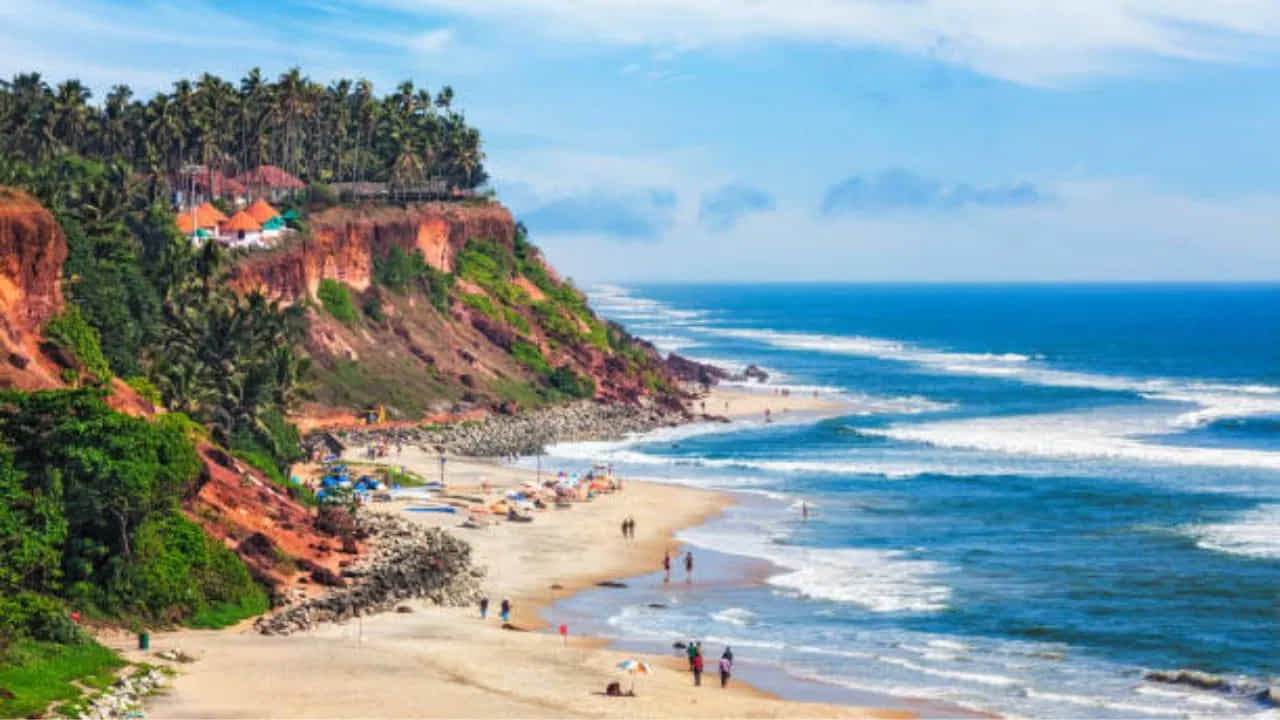 10. వర్కల, కేరళ

కేరళలోని వర్కల ప్రాంతం కూడా పర్యాటకులను అమితంగా ఆకట్టుకుంటుంది. జనవరి నెలలో ఇక్కడ అరేబియా సముద్రంలో  సూర్యాస్తమయం చూడడానికి బీచ్ క్లిఫ్స్, యోగా స్టూడియోలు మరింత ఆకర్షణీయంగా ఉంటాయి.   

జనవరిలో దక్షిణ భారతదేశంలోని ఈ ప్రాంతాలు పర్యాటకులకు ఎంతో అనువుగా ఉండటంతోపాటు మరిచిపోలేని అనుభూతులను ఇస్తాయనడంలో అతిశయోక్తి లేదు. ప్రాచీన జాతరా స్థలాలు, ఆలయాలతో నిండిన పట్టణాలు, ప్రశాంత తీరప్రాంతాలతోపాటు జనవరి నెల వాతావరణం కూడా ఈ ప్రాంతాల్లో ఎంతో ఆహ్లాదంగా ఉంటుంది. అందుకే జనవరి నెలలో పర్యాటకులు సందర్శించేందుకు పూర్తిగా అనుకూలమైనవని చెప్పవచ్చు. 
