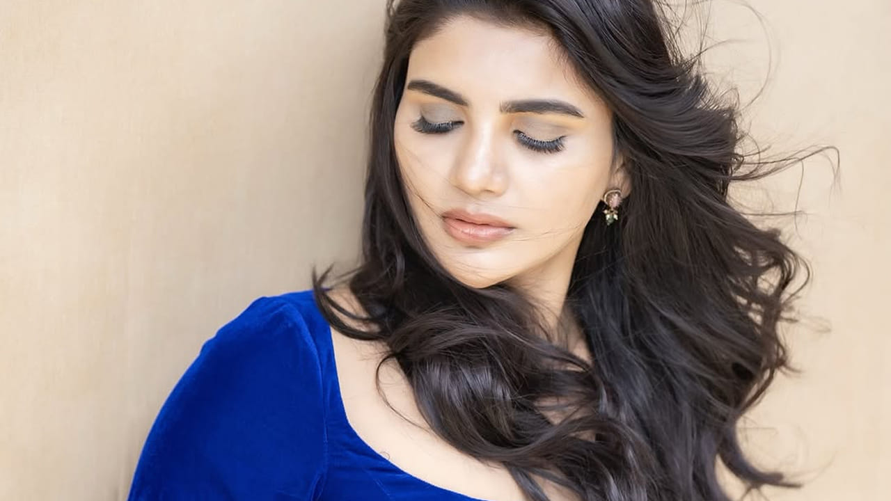 బుల్లితెర ముద్దుగుమ్మ వర్ష గురించి ప్రత్యేకంగా చెప్పాల్సిన పని లేదు. ఈ అమ్మడు అందానికి ఎవ్వరు అయినా సరే ఫిదా అవ్వాల్సిందే. ఈ బ్యూటీ జబర్దస్త్ ద్వారా మంచి ఫేమ్ సంపాదించుకుంది. ఈ షో తర్వా ఈ ముద్దుగుమ్మకు ఒక్కసారిగా పాపులారిటీ పెరిగింది.