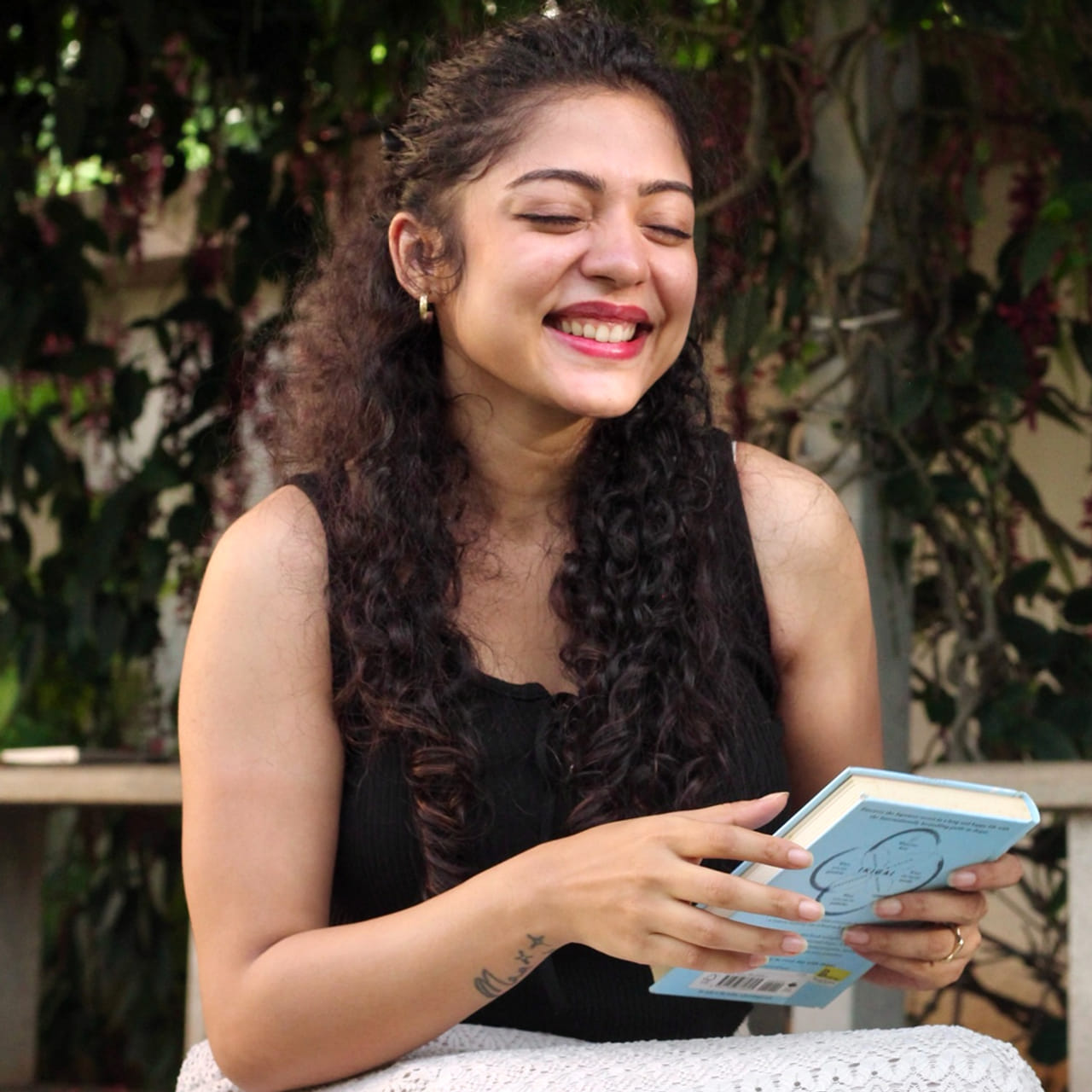 వర్ష బొలమ్మ..! చైల్డ్ ఆర్టిస్ట్ గా కెరీర్ మొదలు పెట్టి ఆతర్వాత హీరోయిన్ గా మారింది ఈ ముద్దుగుమ్మ. పలు సినిమాల్లో చిన్న చిన్న పాత్రలు చేసింది. విజయ్ సేతుపతి హీరోగా నటించిన 96సినిమాలో స్టూడెంట్ గా కనిపించింది. అలాగే దళపతి విజయ్ నటించిన విజిల్ లోనూ ఆకట్టుకుంది.