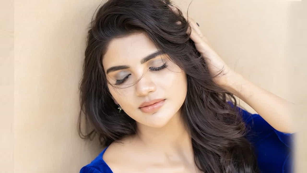 ఇక ఎప్పుడూ సోషల్ మీడియాలో చాలా యాక్టివ్గా ఉండే ఈ చిన్నది, తాజాగా బ్లూ కలర్ డ్రెస్లో ఉన్న ఫొటోస్ షేర్ చేసింది. అందులో ఈ అమ్మడు గ్లామర్కు ప్రతి ఒక్కరూ ఫిదా అవుతున్నారు.