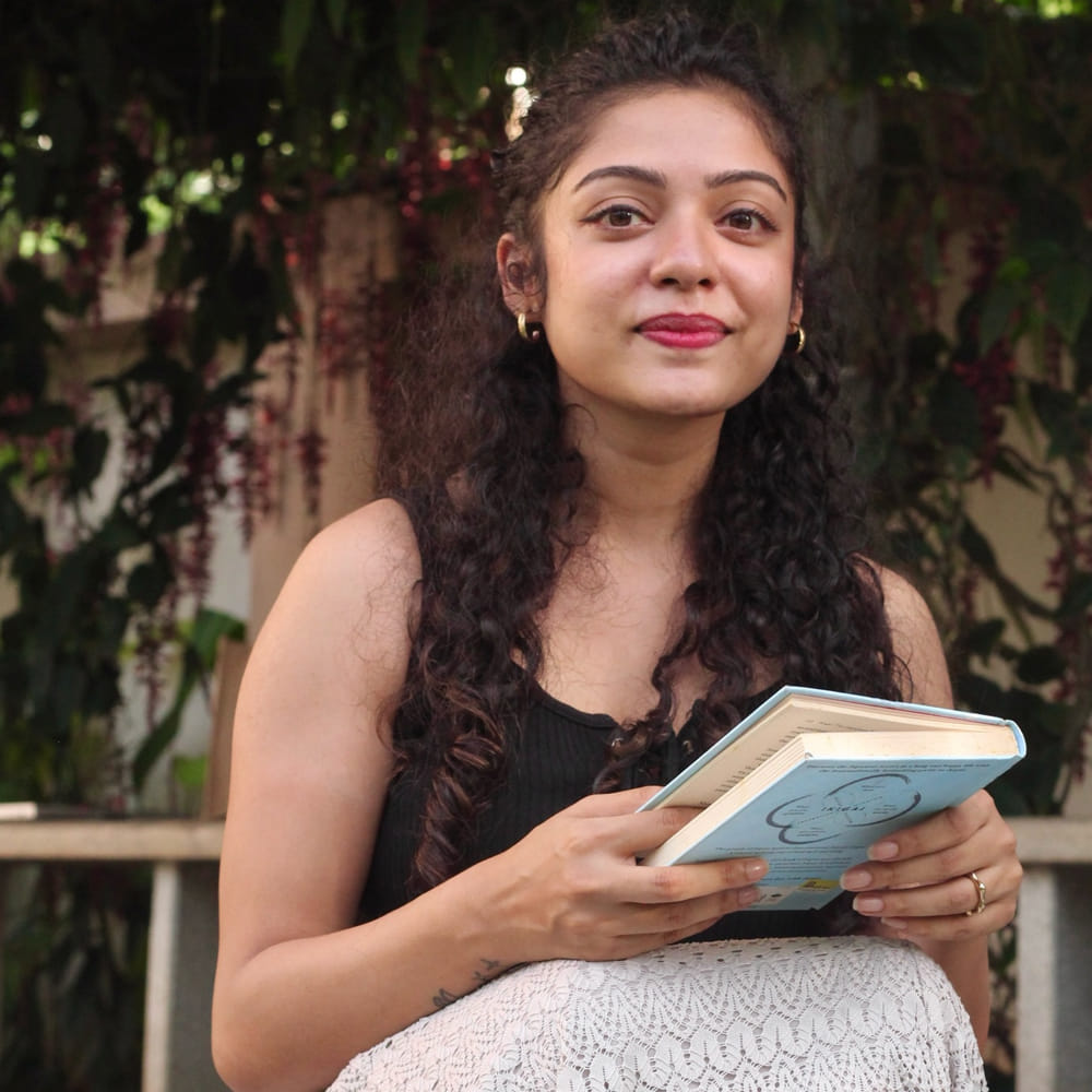 దళపతి విజయ్ హీరోగా నటించిన విజిల్ సినిమాలో ఫుట్ బాల్ ప్లేయర్ గా కనిపించింది ఈ చిన్నది. హీరోయిన్ గా మారిన తర్వాత ఆనంద్ దేవరకొండ హీరోగా నటించిన మిడిల్ క్లాస్ మెలోడిస్ తెలుగు తెరకు పరిచయమైంది. ఈ సినిమాలో తన క్యూట్ క్యూట్ ఎక్సప్రెషన్స్ తో ప్రేక్షకులను ఆకట్టుకుంది.