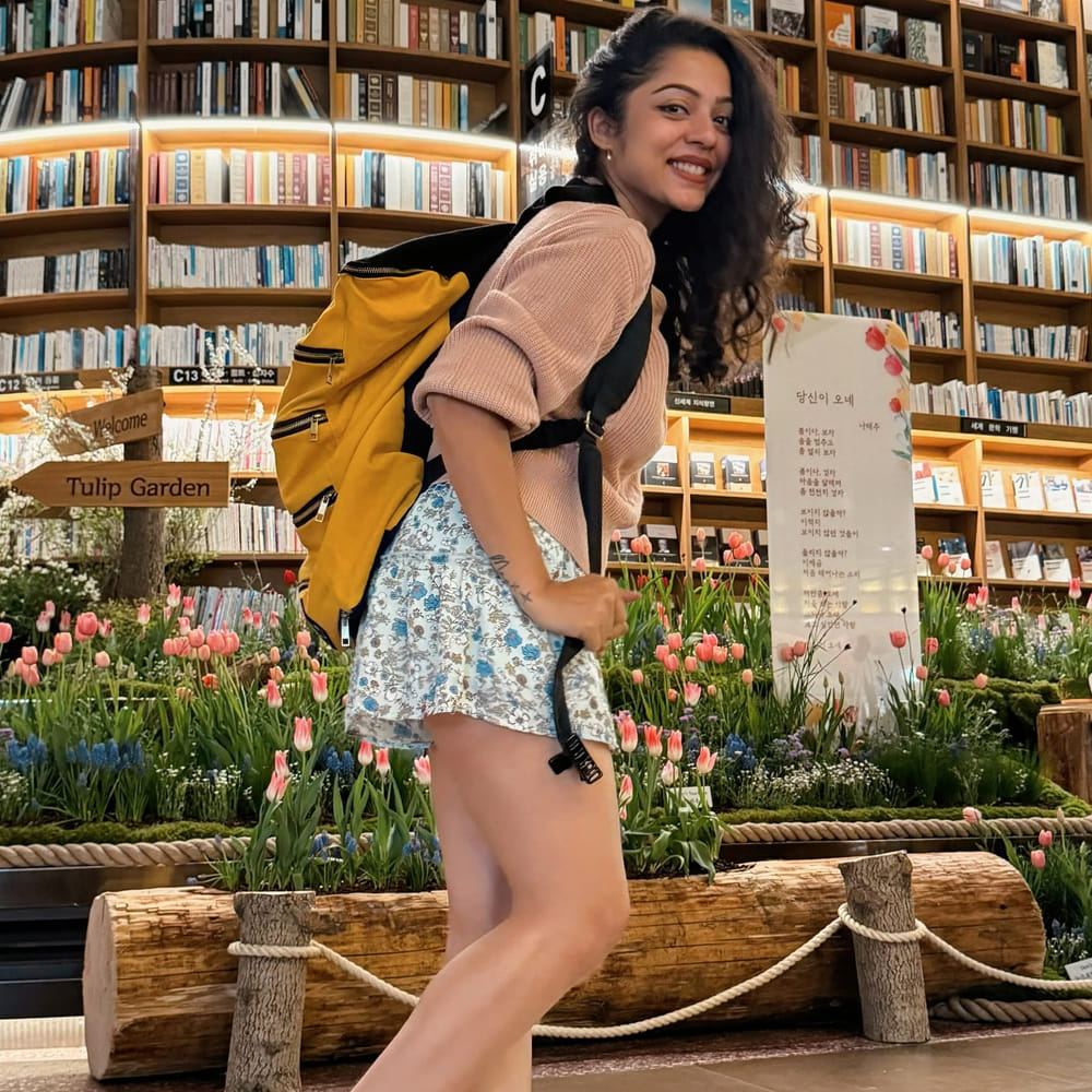 తన నటనతో ప్రేక్షకుల చూపును తనవైపు తిప్పుకుంది అందాల ముద్దుగుమ్మ వర్ష బొల్లమ్మ. పక్కింటి అమ్మాయిలా కనిపించే రూపంతో ఆకట్టుకుంటూ కుర్రకారును ఫిదా చేస్తోందీ బ్యూటీ.. తెలుగులో మొన్నామధ్య ఊరుపేరు భైరవకోన అనే సినిమాతో హిట్ అందుకుంది.