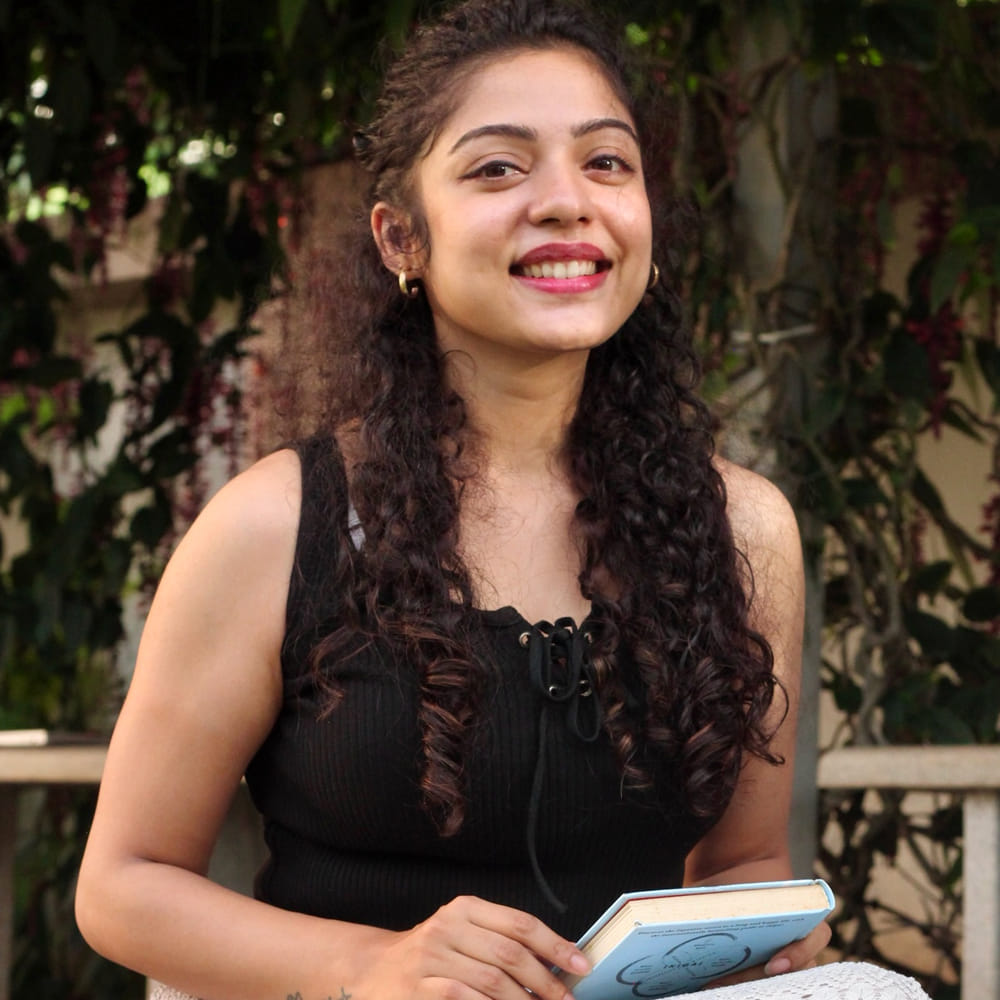 అలాగే ఇప్పుడు కానిస్టేబుల్ కనకం సిరీస్ తో ఆకట్టుకుంటుంది. ఓటీటీలో విడుదలైన కానిస్టేబుల్ కనకం సిరీస్ కు మంది క్రేజ్ వస్తుంది. తెలుగు, తమిళ్ భాషల్లో సినిమాలు చేస్తూ బిజీగా ఉన్న ఈ ముద్దుగుమ్మ ఇప్పుడు సోషల్ మీడియాలో హల్ చల్ చేస్తుంది. గ్లామరస్ ఫొటోలతో కుర్రకారుకు నిద్రపట్టకుండా చేస్తుంది ఈ వయ్యారి భామ.