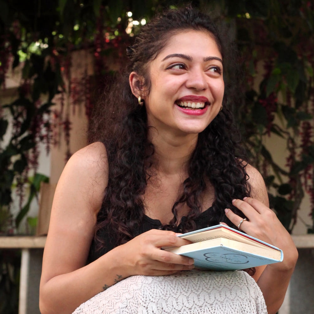 ఈ మధ్య గ్లామర్ మీద కూడా ఫోకస్ పెడుతూ అప్పుడప్పుడు ఫొటోస్ తో ఆకట్టుకుంటుంది. సోషల్ మీడియాలో యాక్టివ్ గా ఉంటూ బ్యూటీఫుల్ ఫోటోలను అభిమానులతో పంచుకుంటుంది. ఈ ఫోటోలు సోషల్ మీడియాలో తెగ వైరల్ అవుతున్నాయి.