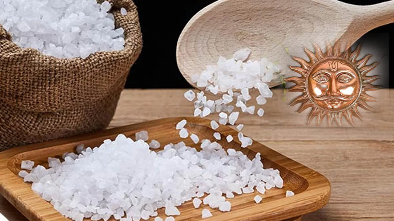 వాస్తు శాస్త్రం అనేక విషయాల గురించి తెలియజేస్తుంది. అలాగే ఆది వారం రోజు చేయకూడని పనుల గురించి కూడా వాస్తు శాస్త్రం తెలిపుతుంది. ఆది వారం సూర్యభగవానుడికి అంకితం చేయబడిన రోజు, అయితే ఈ రోజున అస్సలే కొన్ని వస్తువులు కొనుగోలు చేయకూడదంట. చేస్తే దురదృష్టం కలుగుతుందంట. అవి ఏవో ఇప్పుడు చూద్దాం.