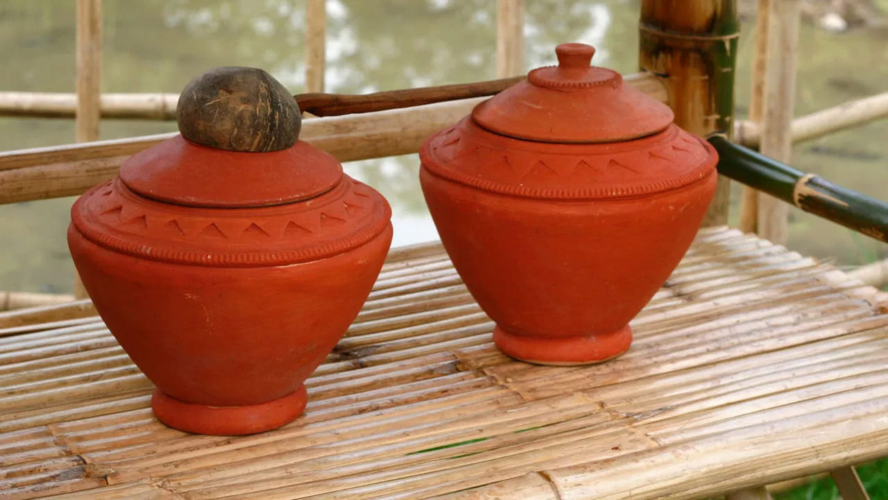 న్యూ ఇయర్ రోజున చిన్న కుండను తీసుకొని, అందులో నాణేలు, రత్నాలు, చిన్న పాటి బంగారు వస్తువులు వేసి దానిని మీ ఇంటిలో ఆగ్నేయం లేదా ఈశాన్యం మూలలో పెట్టుకోవడం వలన సంపద పెరుగుతుందని చెబుతున్నారు వాస్తు శాస్త్ర నిపుణులు. అదే విధంగా ఆ మూలకు ఎప్పుడూ మంచి వెలుతురు ఉండేలా చూసుకోవాలి. చీకటి ఉంటే, అది డబ్బు ప్రవాహానికి ఆటంకం కలిగిస్తుందంట.