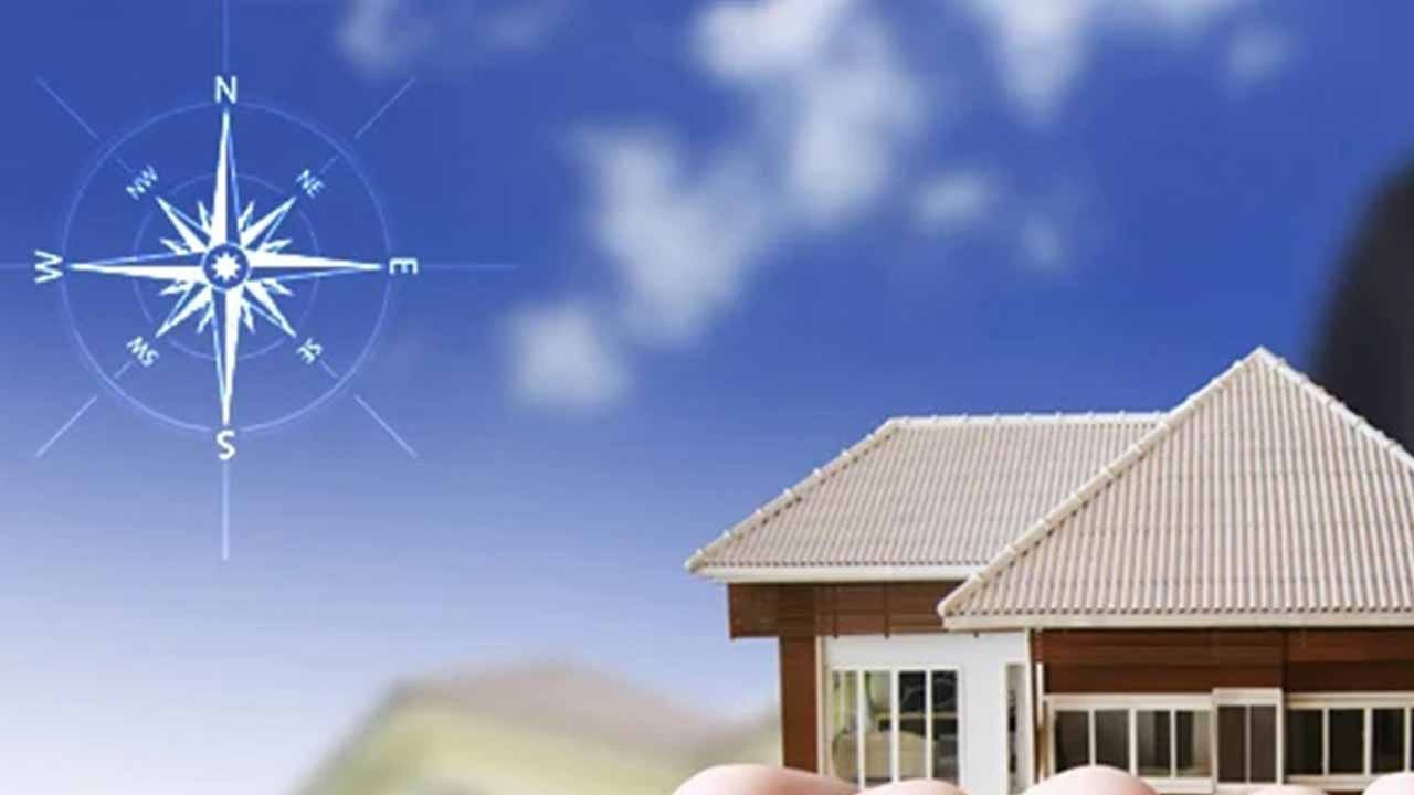 అదే విధంగా ధనవంతులు ఎప్పుడూ పొరపాటున కూడా అల్మారా లేదా సేఫ్ అల్మారాను తప్పుడు దిశలో పెట్టరంట. ఈ రెండింటిని దక్షిణం వైపుకు ఉన్న గోడకు ఆనిచ్చి పెడతారంట. దీని వలన సంపద పెరుగుతుంది. అంతే కాకుండా అల్మారాలో చిన్న ఎర్రటి గుడ్డలో లక్ష్మీదేవి ఫొటో, నాణెం పెట్టి పెట్టడం కూడా మంచిదంట.