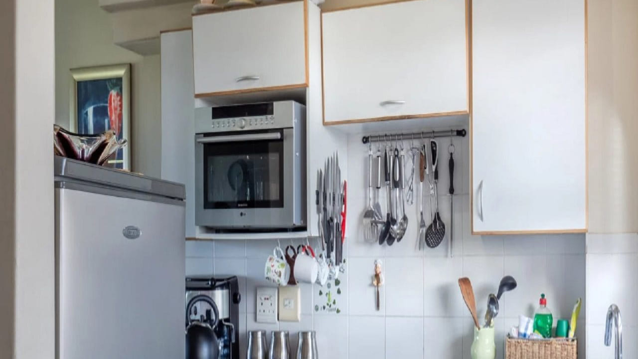 వంటగది : కొంత మంది వంటగదిలో విరిగిన, పాడైన సమాను ఉంచుతారు. అదే విధంగా వంట గది ఎప్పుడూ చిందరవందరగా ఉంచుకుంటారు. కానీ వంటగది శుభ్రంగా ఉన్నప్పుడే ఇంటిలో సానుకూల వాతావరణం ఉంటుందంట. లేకపోతే ఇది ఇంటిలో సమస్యలను తీసుకొస్తుంది.