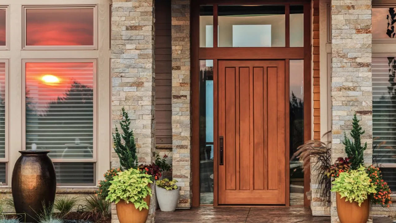 ఇంటి ప్రధాన ద్వారం విషయంలో తప్పకుండా తగు జాగ్రత్తలు తీసుకోవాలని చెబుతున్నారు వాస్తు శాస్త్ర నిపుణులు. ధనవంతులు తమ ప్రధాన ద్వారాన్ని చాలా శుభ్రంగా ఉంచుతారు. అంతే కాకుండా ఎక్కవు వెలుతురు ఉండేలా చూస్తుంటారు. విరిగిపోయిన తలుపులు, బూట్లు, చెప్పుల స్టాండ్ వంటివి అక్కడ పెట్టరంట. ఎందుకంటే ఇది వాస్తు శాస్త్రం ప్రకారం, ప్రతి కూల శక్తికి కారణం అవుతుంది.