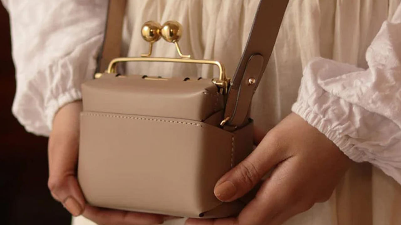 అంతే కాకుండా ఆఫీసు బ్యాగు విషయంలో చాలా జాగ్రత్తలు తీసుకోవాలంట. బ్యాగు కనీసం వారానికి ఒక్కసారి అయినా సరే శుభ్రం చేయడం మర్చిపోకూడదు. ఎందుకంటే? ఇది అనేక రకాల సమస్యలకు కారణం అవుతుంది. అందుకే, వారానికి ఒకసారి బ్యాగులోని చెత్తను తొలిగించి,  దానిని శుభ్రపరచాలి, విరిగిన, పాడైన వస్తువులను తీసివెయ్యాలి.  లేకపోతే ఇది ప్రతికూలతను పెంచుతుందంట.