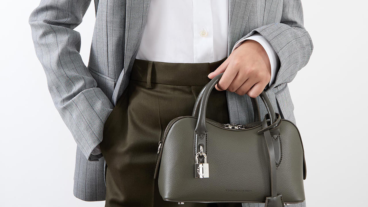 వాస్తు శాస్త్రం ప్రకారం, మీరు మీ ఆఫీసుకు తీసుకెళ్లే, పర్సులేదా బ్యాగ్ విషయంలో అస్సలే కొన్ని తప్పులు చేయకూడదంట. అలాగే కొన్ని వస్తువులు వాటిలో ఉండటం మంచిది కాదంట. ఆఫీసుకు తీసుకెళ్లే బ్యాగు లేదా పర్సులో కొన్ని వస్తువుల ఉండటం,  వాటి విషయంలో పలు జాగ్రత్తలు తీసుకోకపోవడం సమస్యలను తీసుకొస్తుందంట.