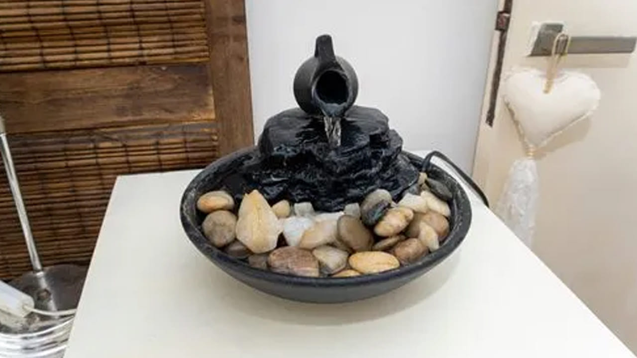 కొత్త సంవత్సరం రోజున  మీ ఇంటి ఈశాన్యం మూలలో చిన్న నీటి ఫౌంటెన్ లేదా నీటికి సంబంధించిన వస్తువులను పెట్టుకోవడం మంచిదని చెబుతున్నారు పండితులు. ఈరోజు నీటికి సంబంధించిన వస్తువులు ఈశాన్యంలో పెట్టడం వలన సంపద పెరుగుతుందంట.