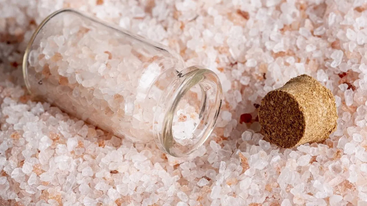  అంతే కాకుండా ఈరోజు ఉప్పు వాడకం కూడా తగ్గించాలంట. దీని వలన రాహు, సూర్య దోషాలు తగ్గిపోతాయి. ముఖ్యంగా ఈరోజు బెల్లంతో చేసిన స్వీట్స్ తీసుకోవడం చాలా మంచిదంట. ఇది సానుకూలతను ప్రేరేపిస్తుంది.