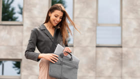 ఆఫీస్ బ్యాగ్‌లో ఇవి ఉంటే దరిద్రమే.. మీ కెరీర్ బాగుండాలంటే వెంటనే