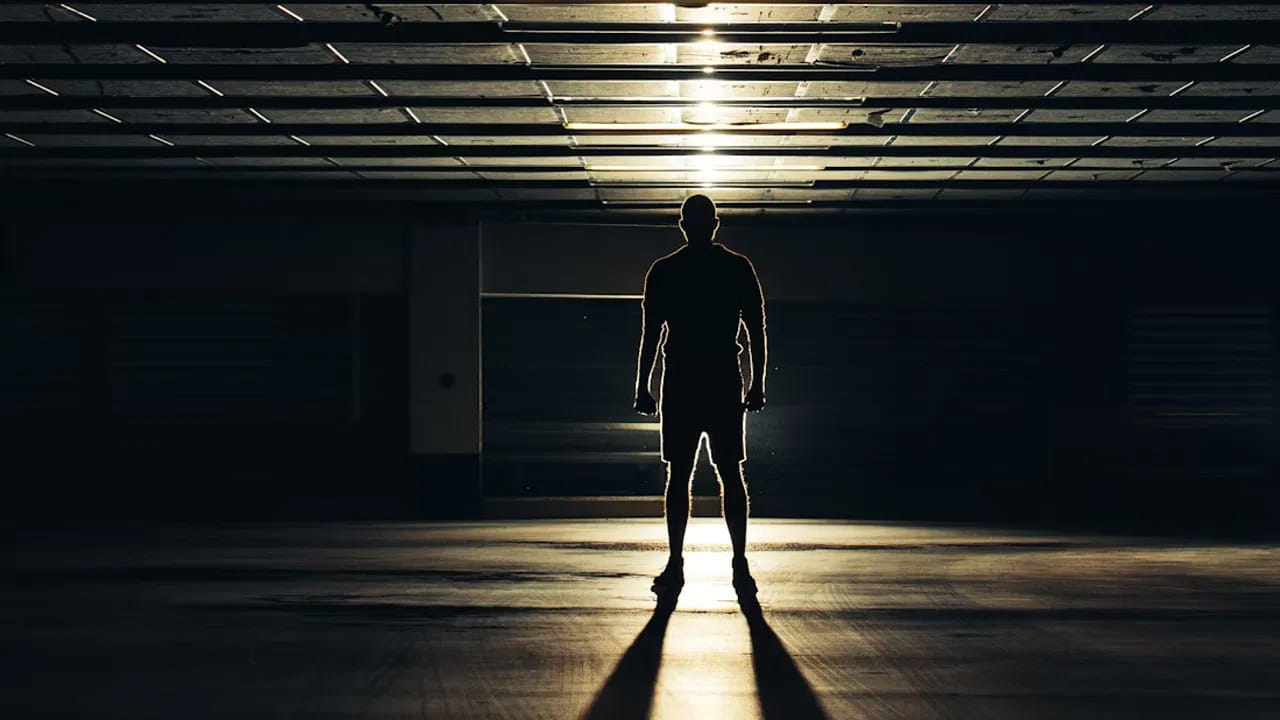 
నీడ.. 
ఉదయం మంచం దిగిన వెంటనే మీ నీడను ఎప్పుడూ చూడకూడదు. నిద్ర లేచిన వెంటనే మీ నీడను చూడటం అశుభమని భావిస్తారు. మీ నీడను చూసి రోజును ప్రారంభించడం మంచిది కాదని వాస్తు శాస్త్రం చెబుతుంది. ఇది జీవితంలో ప్రతికూల శక్తిని పెంచుతుంది.

