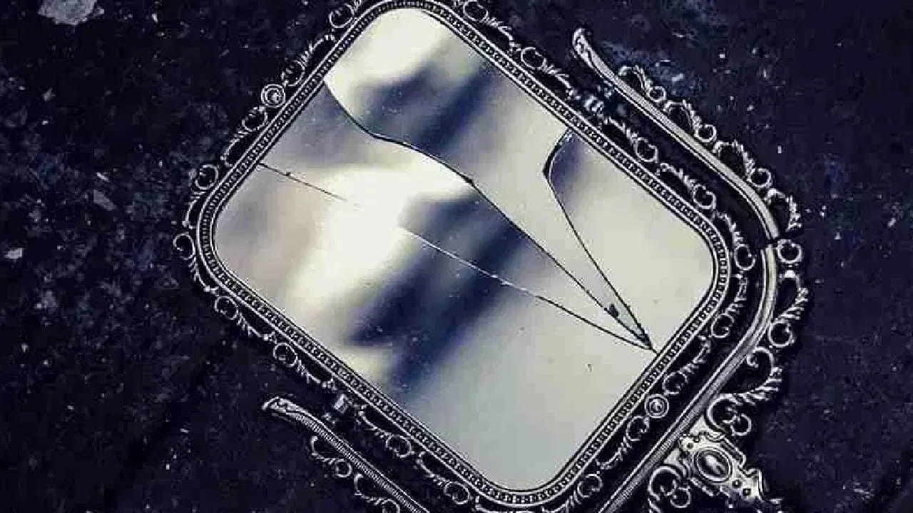 
పగిలిన అద్దం.. 
మీరు ఉదయం బట్టలు వేసుకుని బయటకు వెళ్ళబోతున్నప్పుడు, పగిలిన అద్దంలోకి చూడటం మానుకోవాలి. అలా చేయడం అశుభంగా పరిగణించబడుతుంది. ఇప్పటికే చేసిన ఏ పనినైనా నాశనం చేస్తుంది.
