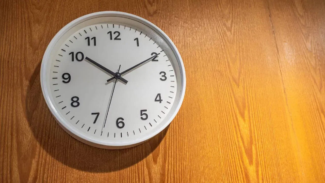 
ఆగిపోయిన గడియారం.. 
వాస్తులో గడియారాలను కూడా చాలా ముఖ్యమైనవిగా భావిస్తారు. ఇంట్లో ఆగిపోయిన గడియారాన్ని ఉంచుకోవడం లేదా చూడటం కూడా శుభం కాదని అంటారు. కాబట్టి, ఉదయం నిద్రలేవగానే ఆగిపోయిన గడియారాన్ని పొరపాటున కూడా చూడకూడదు. అలా చేయడం వల్ల జీవితంలో తీవ్రమైన సమస్యలు వస్తాయి.