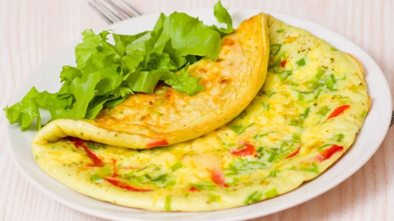 వెజిటేబుల్‌ అమ్లెట్ ఇది తయారు చేసుకునేందుకు. మనకు అరకప్పు శనగపిండి, టేబుల్‌ స్పూన్ బియ్యం పిండి, సన్నగా తరిగిన టొమాటో, క్యారెట్లు , క్యాబేజీ, క్యాప్సికం, పచ్చిమిర్చి,-కొత్తిమీర ఉంటే సరిపోతుంది. ఇది తయారు చేసేందుకు ముందుగా ఒక పాత్రలో శనగపిండి, బియ్యప్పిండి, కారం, పసుపు, ఉప్పు, జీలకర్ర వేసి బాబా మిక్స్ చేయండి. దానిలో కొన్ని వాటర్ వేసి.. తర్వాత ముందుగా తరిగి పెట్టుకున్న కూరగాయాలు యాడ్ చేసిండి. దాన్ని బాగా కలిపి దోశల పిండిలా రెడీ చేసుకోండి తర్వాత దాన్ని అమ్లె్ట్ మాదిరి పెనంపై వేసి రెండు వైపులా బాగా కాల్చి ప్లేట్‌లోకి సర్వ్ చేసుకోండి. దానికి ఏదైనా చట్నీతో తింటే అదిరిపోతుంది. 