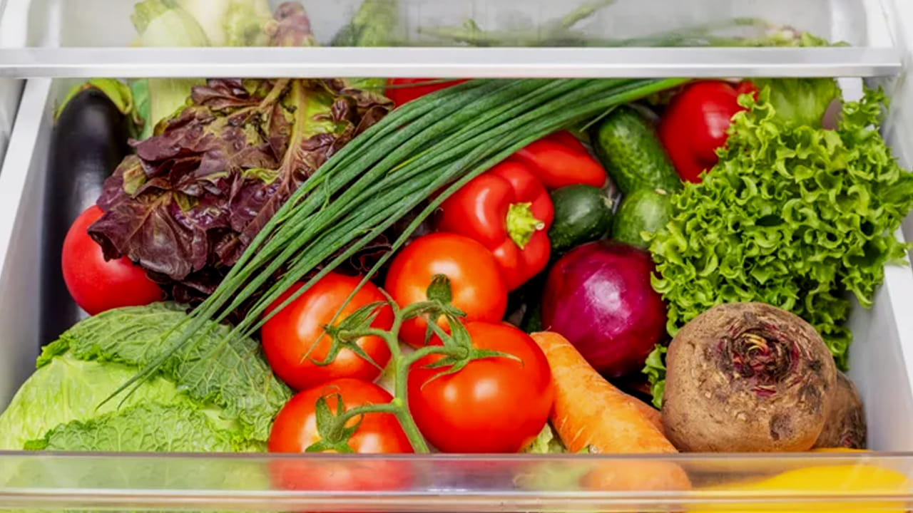 టమోటాలు, క్యాబేజీ, ముల్లంగి, పచ్చి మిరపకాయల వంటి సలాడ్ పదార్థాలను ఎల్లప్పుడూ గాలి చొరబడని డబ్బాలలో నిల్వ చేయాలి. గాలి చొరబడని విధంగా నిల్వ చేయడం వల్ల తేమ నిలిచి, అవి తాజాగా ఉంటాయి. అలాగే ఆకులు మెత్తగా అయిపోయి ఎండిపోకుండా ఉంటాయి.