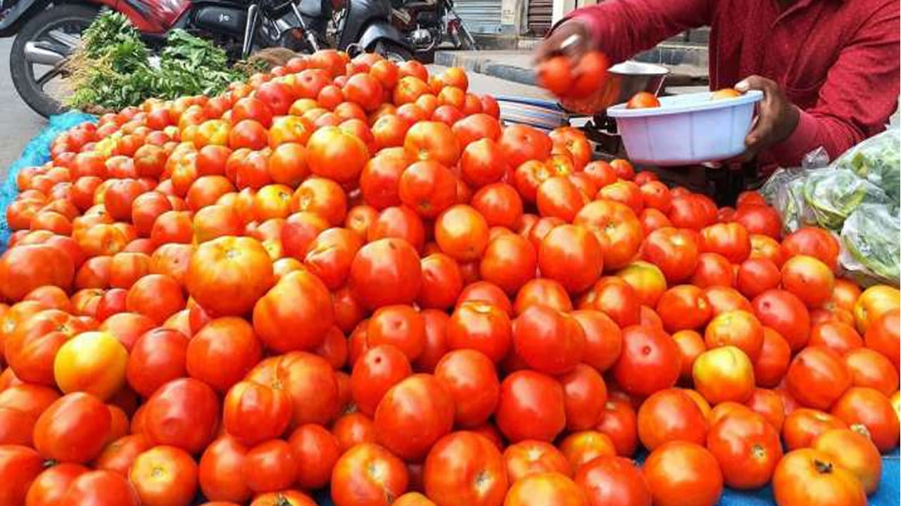 సంక్రాంతి పండుగ సందర్భంగా ఇంట్లో పిండి వంటలు, నాన్ వెజ్ వంటకాలు వడుకుంటూ ఉంటారు. దీంతో ఇంట్లోకి అవసరమయ్యే కూరగాయలను ముందే తెచ్చి పెట్టుకుంటున్నారు. దీంతో పండుగ వేళ రైతు బజార్లు, సూపర్ మార్కెట్లకు కస్టమర్ల రద్దీ పెరిగింది. మంగళవారం హైదరాబాద్లో కూరగాయల ధరలు ఎలా ఉన్నాయో ఒకసారి చూద్దాం.