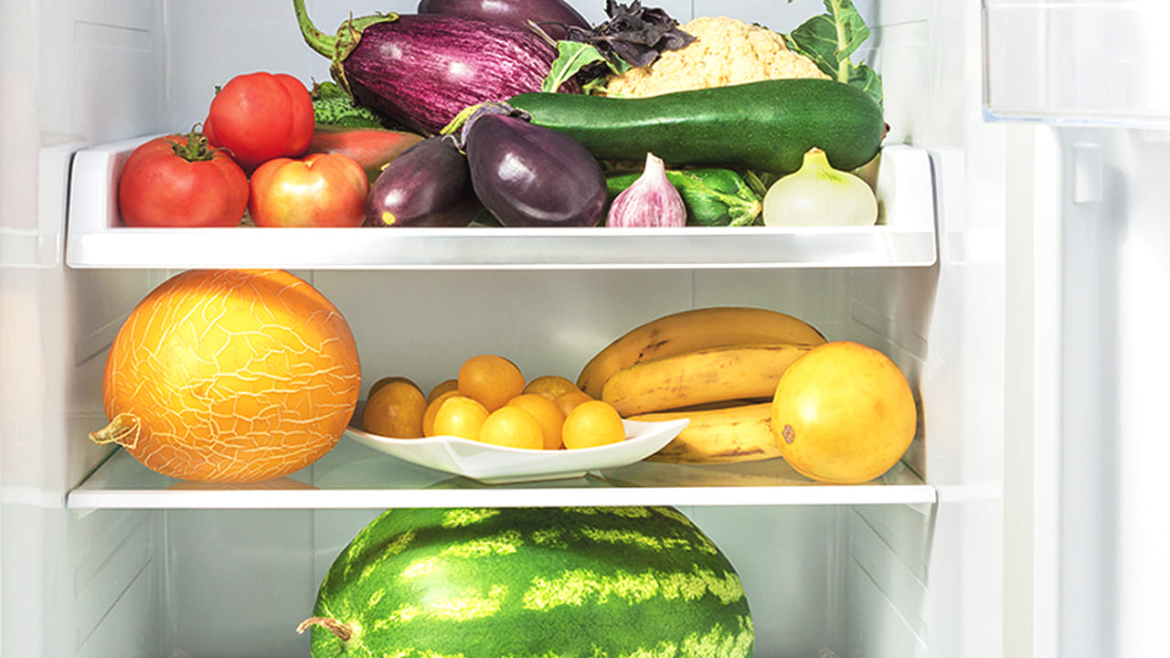  కూరగాయలు, పండ్లు ఎలా నిల్వ చేయాలి? ఏవి ఫ్రిజ్‌లో పెట్టకూడదు? ఏవి పెట్టాలి అని ముందు తెలుసుకోవాలి. 
మార్కెట్ నుంచి తీసుకురాగానే  ఫ్రిజ్‌లో స్టోర్ చెయ్యకూడదు. అలా నిల్వ చేయకూడని కూరగాయల గురించి ఇక్కడ తెలుసుకుందాం.. 
