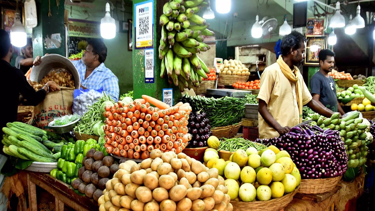 ఇక కిలో క్యాబేజీ రూ.13, బీన్స్ రూ.40, క్యారెట్ రూ.27, గోబిపువ్వు రూ.25. దొండకాయ రూ.40, చిక్కుడుకాయ రూ.35, బీట్ రూట్ రూ.18, క్యాప్సికం రూ.35గా ఉంది. అటు ఆలుగడ్డ కేజీ రూ.10, కీర రూ.18, ఉల్లిగడ్డ రూ.22, మునగకాయలు రూ.15గా ఉంది
