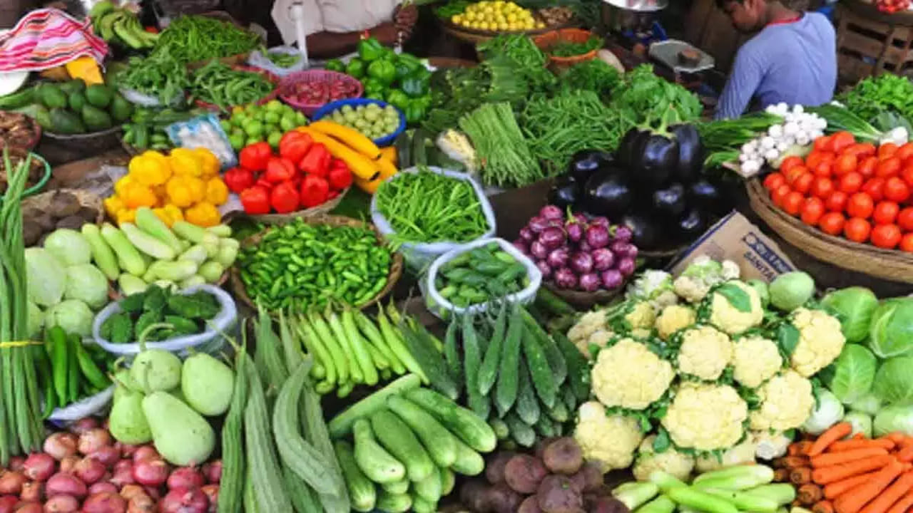 ఇక అల్లం కేజీ రూ.100, వెల్లుల్లి రూ.240, చింతపండు రూ.200, కరివేపాకు రూ.120గా ఉంది. అలాగే పల్లికాయ కిలో రూ.70, ఉసిరి రూ.60, పండుమిర్చి రూ.80, ఎండుమిర్చి రూ.220 వద్ద ధరలు కొనసాగుతున్నాయి.