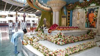 అమెరికా చెరలో ఉన్న మదురో మన బాబా భక్తుడే.. పుట్టపర్తిలో పర్యటించిన ఫొటోలు వైరల్..