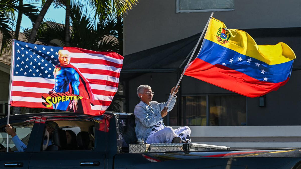 వెనిజులా సంక్షోభంతో బంగారం, వెండి రేట్లు భారీగా పెరగ్గా.. పెట్రోల్, డీజిల్ ధరలు కూడా పెరుగుతాయనే చర్చ నడుస్తోంది. ఈ క్రమంలో దీనిపై గ్లోబల్ ట్రేడ్ రీసెర్చ్ ఇనీషియేటివ్ క్లారిటీ ఇచ్చింది. వెనిజులా, అమెరికా మధ్య జరుగుతున్న ఉద్రిక్తతలు భారత వాణిజ్యంపై ప్రభావం ఉండదని స్పష్టం చేసింది.
