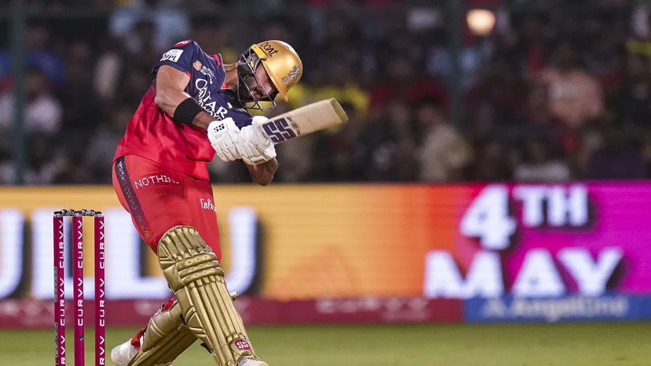 విజయ్ హజారే ట్రోఫీలో దేవదత్ పడిక్కల్ అద్భుతమైన ప్రదర్శన కొనసాగించాడు. ఎడమచేతి వాటం బ్యాట్స్‌మన్ పుదుచ్చేరిపై 116 బంతుల్లో 113 పరుగులు చేశాడు. ఇది నాలుగు మ్యాచ్‌ల్లో అతని మూడవ సెంచరీ. మయాంక్ అగర్వాల్ కూడా 132 పరుగులు చేశాడు. ఉత్తరప్రదేశ్ బ్యాట్స్‌మన్ ఆర్యన్ జుయల్ అస్సాంపై అజేయంగా 150 పరుగులు చేశాడు.