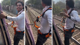 కదులుతున్న రైలులో వేలాడుతూ యువకుడి ప్రమాదకర స్టంట్.. చివరకు..