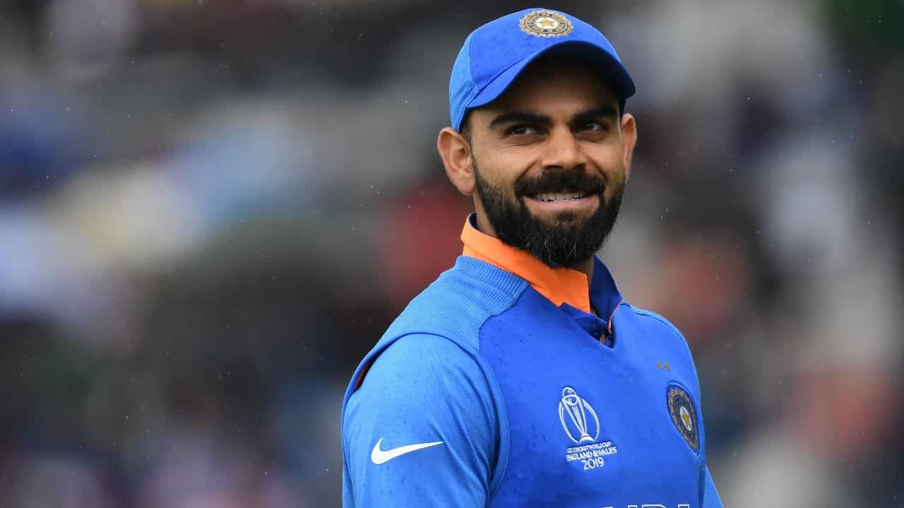 2026 మెగా వేలానికి ముందే రాయల్ ఛాలెంజర్స్ బెంగళూరు యాజమాన్యం విరాట్ కోహ్లీని 21 కోట్ల రూపాయల భారీ ధరకు అట్టిపెట్టుకుంది (రిటైన్ చేసుకుంది). జట్టుపై ఆయనకున్న ప్రాముఖ్యతను ఇది చాటిచెబుతోంది. గత సీజన్లలో అద్భుత ప్రదర్శన చేసిన కోహ్లీ, ఈసారి కూడా అదే జోరును కొనసాగించాలని అభిమానులు కోరుకుంటున్నారు. శనివారం రాత్రి జరగబోయే ఈ పోరులో కోహ్లీ సిక్సర్ల సునామీ సృష్టించి 300 మార్కును చేరుకుంటాడో లేదో వేచి చూడాలి.
