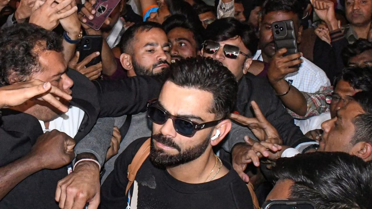 Virat Kohli : కోహ్లీ..కోహ్లీ నినాదాలతో దద్దరిల్లిన ఎయిర్‌పోర్టు..కింగ్‎కి అనుష్క అంటే ఎంత ఇష్టమో చూపించాడుగా