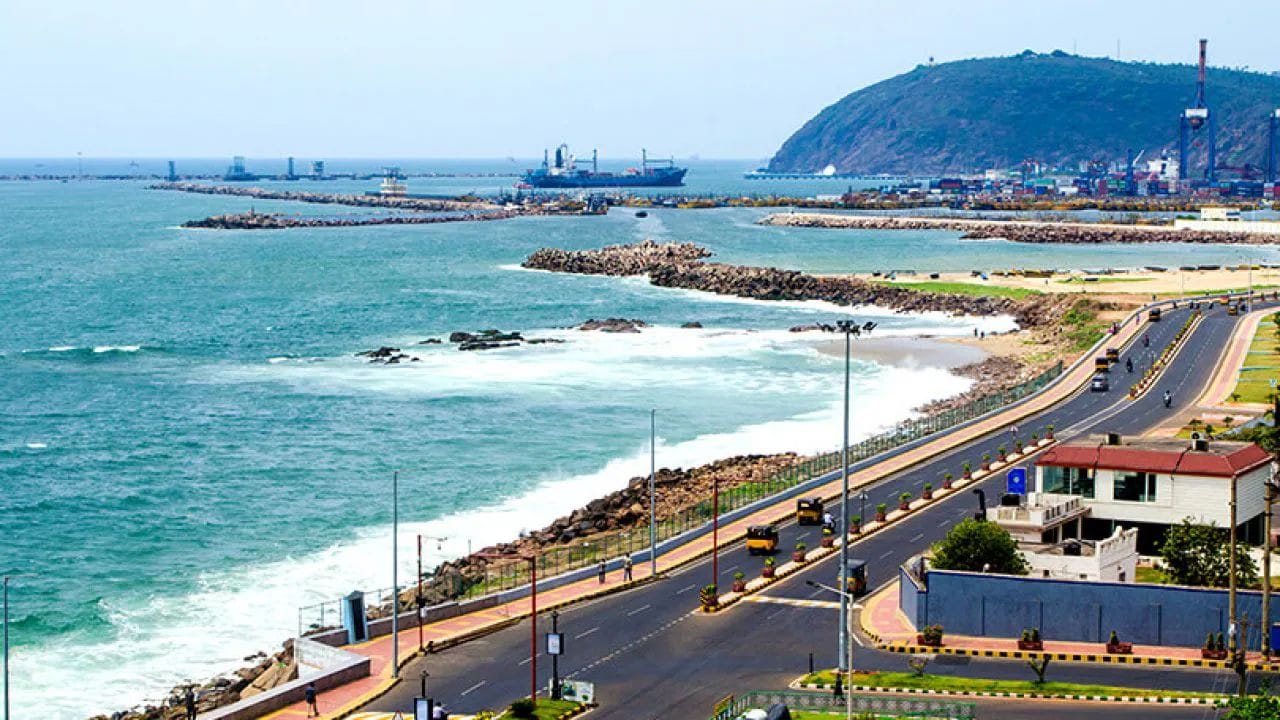 విశాఖపట్నానికి మరో కీలక కేంద్ర ప్రభుత్వ కార్యాలయం రానుంది. కేంద్ర హోంశాఖ పరిధిలో పనిచేసే ఇమిగ్రేషన్ బ్యూరో కార్యాలయాన్ని విశాఖలో ఏర్పాటు చేయాలని కేంద్ర ప్రభుత్వం నిర్ణయం తీసుకుంది. దీనితో ఉత్తరాంధ్ర ప్రజలకు విదేశీ ప్రయాణాల విషయంలో పెద్ద ఊరట లభించనుంది. ఇప్పటివరకు ఇమిగ్రేషన్ ప్రక్రియల కోసం హైదరాబాద్‌, చెన్నై వంటి నగరాలపై ఆధారపడాల్సి వస్తుండగా, ఇకపై విశాఖ నుంచే ఈ సేవలు అందుబాటులోకి రానున్నాయి.