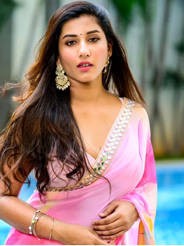 కవ్విస్తున్న క్రేజీ యాంకరమ్మ విష్ణు ప్రియా.. ఫొటోస్ అదుర్స్