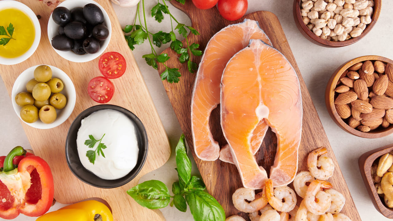 విటిమిన్ డి లోపించినప్పుడు నీరసం అయిపోతారు. ఇంకా చెప్పాలంటే ఎముకలు కూడా బలహీనపడి విరిగిపోయే ప్రమాదం ఉందని వైద్యులు చెబుతున్నారు. బరువులు ఎత్తినప్పుడు కండరాలు నొప్పిగా ఉన్నాయా? అయితే, అది విటిమిన్ డి లోపమే.