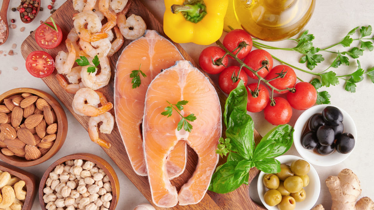 వయస్సు పెరుగుతున్న కొద్దీ విటమిన్ డి తగ్గుతుంది. మెలనిన్ అధికంగా ఉన్న వాళ్ళకి చర్మం విటమిన్ డిని గ్రహించడానికి టైం తీసుకుంటుంది. కాబట్టి, ఈ సమస్యని ఈజీగా తీసుకోవద్దు.