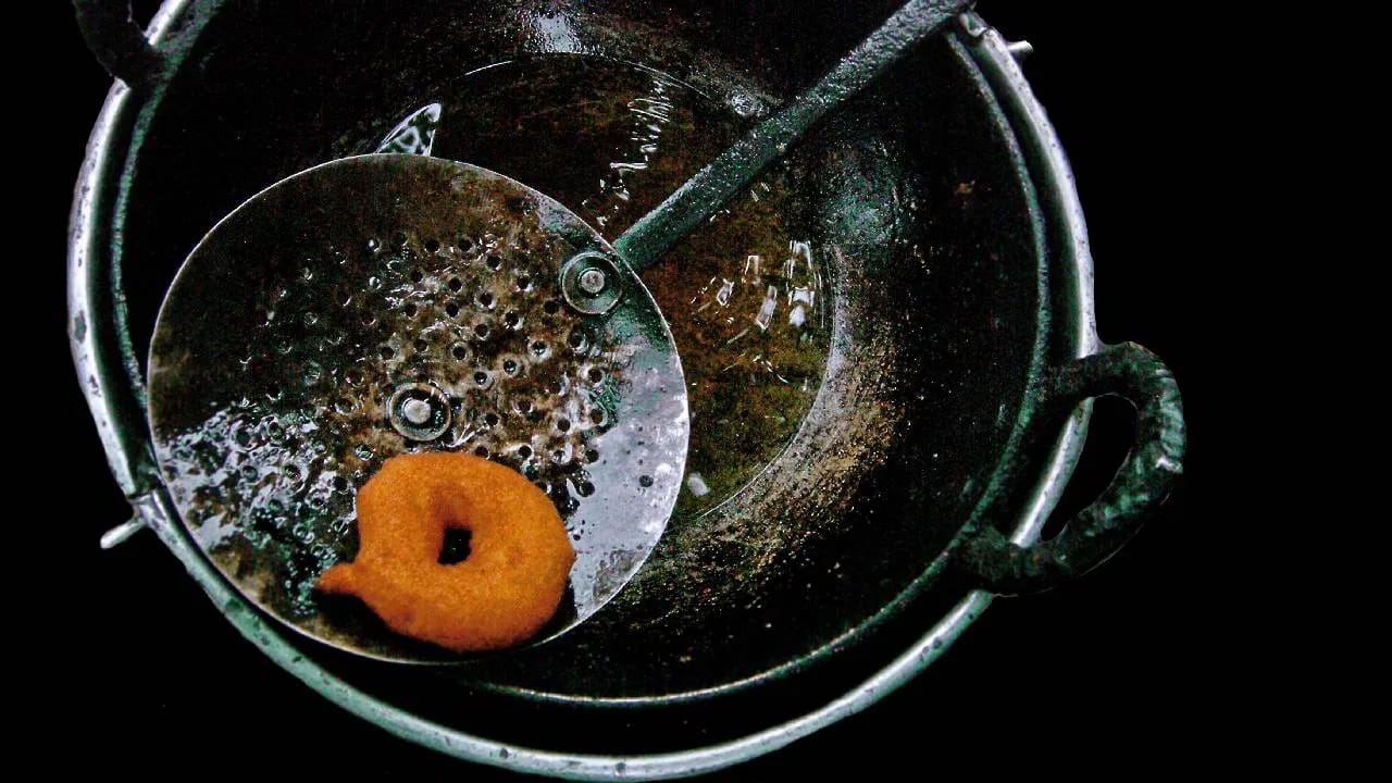 వడలను మినపప్పుతో తయారు చేస్తారు. మినపప్పును కడిగి, నానబెట్టి, మందపాటి పేస్ట్ లాగా రుబ్బుతారు. ఆ తరువాత దానినిలో రుచి కోసం రకరకాల పదార్ధాలు కలిపి వడ ఆకారంలో నూనెలో వేయించాలి. అయితే వడ తయారుచేసేటప్పుడు మధ్యలో ఒక చిన్న రంధ్రం వేలుతో చేస్తారు.