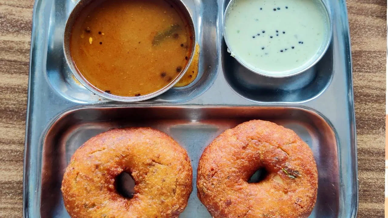 శాస్త్రీయంగా వడ మధ్యలో ఉన్న ఈ రంధ్రంకి ఎలాంటి ప్రత్యేకత లేదు. అయితే ఈ రంధ్రం వడ ఉపరితల వైశాల్యంలో ఎక్కువ భాగాన్ని నూనెతో తాకడానికి ఉపయోగపడుతుంది. ఇది వేగంగా ఉడికిపోతుంది. పైగా తక్కువ నూనెను గ్రహిస్తుంది. వడలో రంధ్రాలు లేదా చిల్లులు లేకపోతే అది వేయించడానికి ఎక్కువ సమయం పట్టే అవకాశం ఉంటుంది. వడ ఎక్కువ నూనె పీల్చుకుంటే ఆరోగ్యానికి కూడా మంచిది కాదు.