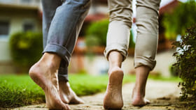 జింగ్ జింగ్ అమేజింగ్.. చెప్పులు లేకుండా నడిస్తే ఇన్ని ప్రయోజనాలా