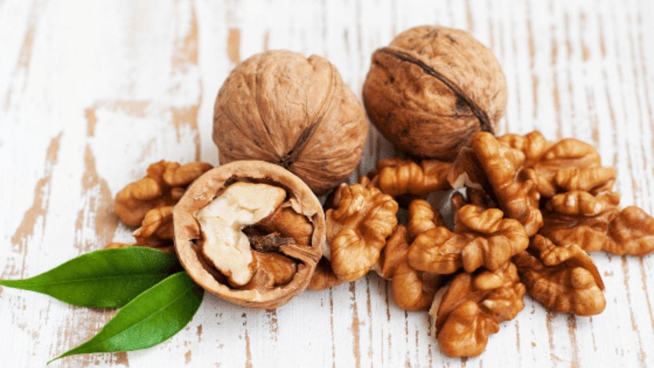 వాల్‌నట్స్‌: వాల్‌నట్స్‌లో ఒమేగా-3 కొవ్వు ఆమ్లాలు, యాంటీఆక్సిడెంట్లు పుష్కలంగా ఉంటాయి, ఇవి ఆరోగ్యకరమైన కాలేయాన్ని నిర్వహించడానికి సహాయపడతాయి. వాటి శోథ నిరోధక లక్షణాలు కొవ్వు నిల్వలను తగ్గించడంలో, కాలేయ ఎంజైమ్‌లను మెరుగుపరచడంలో సహాయపడతాయి. మీరు వీటిని బ్రేక్‌ఫాస్ట్‌గా తినవచ్చు. రాత్రి నానబెట్టి ఉదయం తీసుకోవడం మరింత ప్రయోజకరంగా ఉంటుంది.