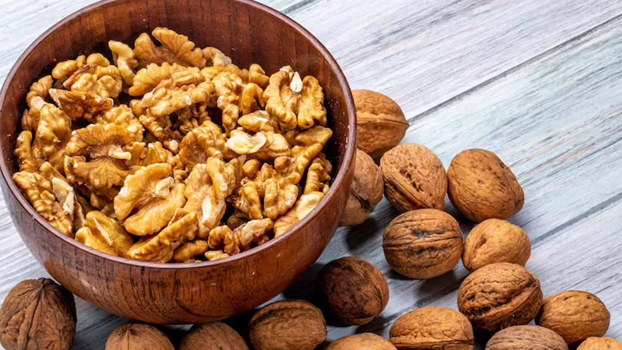 వాల్‌నట్స్: మానసిక అలసట, ఒత్తిడి ఎక్కువగా ఉన్నప్పుడు వాల్‌నట్స్ అద్భుతంగా పనిచేస్తాయి. వీటిలోని ఒమేగా-3 కొవ్వు ఆమ్లాలు రక్త ప్రసరణను మెరుగుపరుస్తాయి. వీటిని క్రమం తప్పకుండా తీసుకోవడం వల్ల శారీరక శక్తితో పాటు ఏకాగ్రత కూడా పెరుగుతుంది.