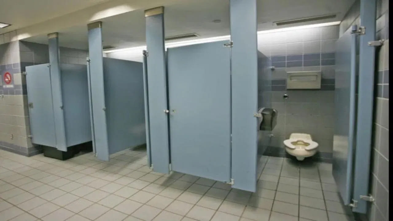  గాలి వెలుతురు: చిన్న గదుల్లో దుర్వాసన ఎక్కువగా పేరుకుపోతుంది. తలుపు కింద, పైన ఖాళీ ఉండటం వల్ల గాలి ప్రసరణ మెరుగ్గా ఉంటుంది. దీనివల్ల లోపల తేమ, దుర్వాసన తగ్గి, వినియోగదారులకు ఇబ్బంది లేకుండా ఉంటుంది.