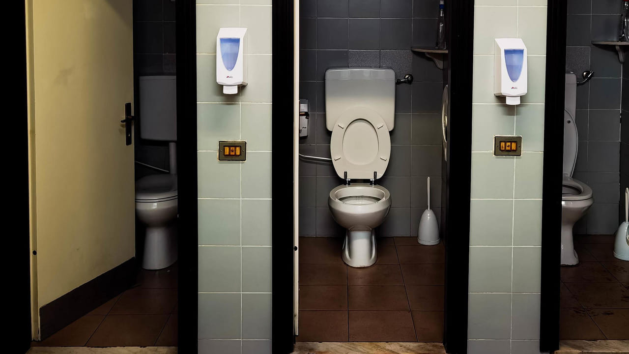  అసాంఘిక కార్యకలాపాల నిరోధం: తలుపులు పూర్తిగా మూసి ఉంటే లోపల ఏం జరుగుతుందో తెలియదు. ఖాళీ ఉండటం వల్ల లోపల ఎవరైనా డ్రగ్స్ తీసుకోవడం లేదా ఇతర అసాంఘిక కార్యకలాపాలకు పాల్పడకుండా ఒక రకమైన మానసిక భయం ఉంటుంది. ప్రైవసీని దెబ్బతీయకుండానే నిఘా ఉంచడానికి ఇది ఒక మార్గం.