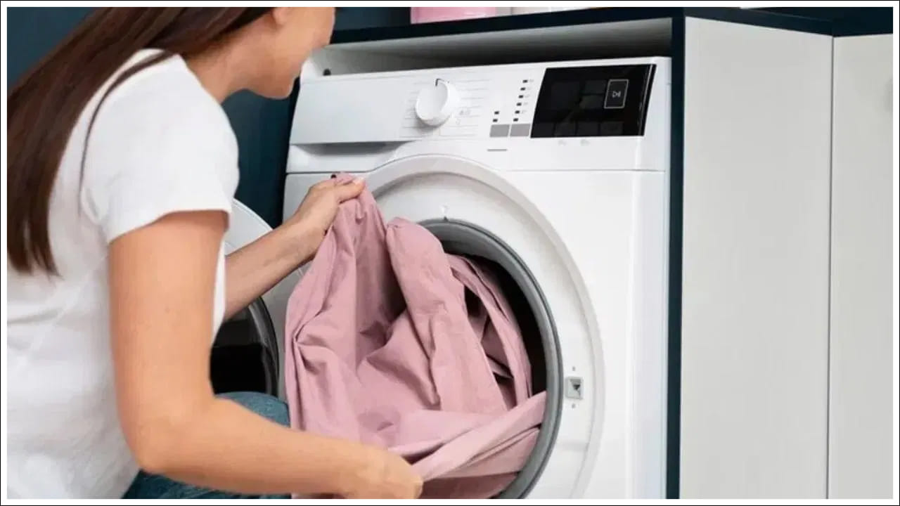 Top Load vs Front Load Washing Machine: ఫ్రంట్ లోడ్ వాషింగ్ మెషీన్లు బట్టలను నిలువుగా తిప్పే సాంకేతికతతో పనిచేస్తాయి. మొండి మరకలను తొలగించడంలో ఇది చాలా ప్రభావవంతంగా ఉంటుంది. ఇది టాప్ లోడ్ కంటే తక్కువ నీరు, తక్కువ విద్యుత్తును ఉపయోగిస్తుంది. ఫలితంగా విద్యుత్ బిల్లు తగ్గుతుంది. ఇది బట్టలు నెమ్మదిగా ఉతుకుతుంది. బట్టలు అంత త్వరగా దెబ్బతినవు. పనిచేసేటప్పుడు శబ్దం తక్కువగా ఉంటుంది.