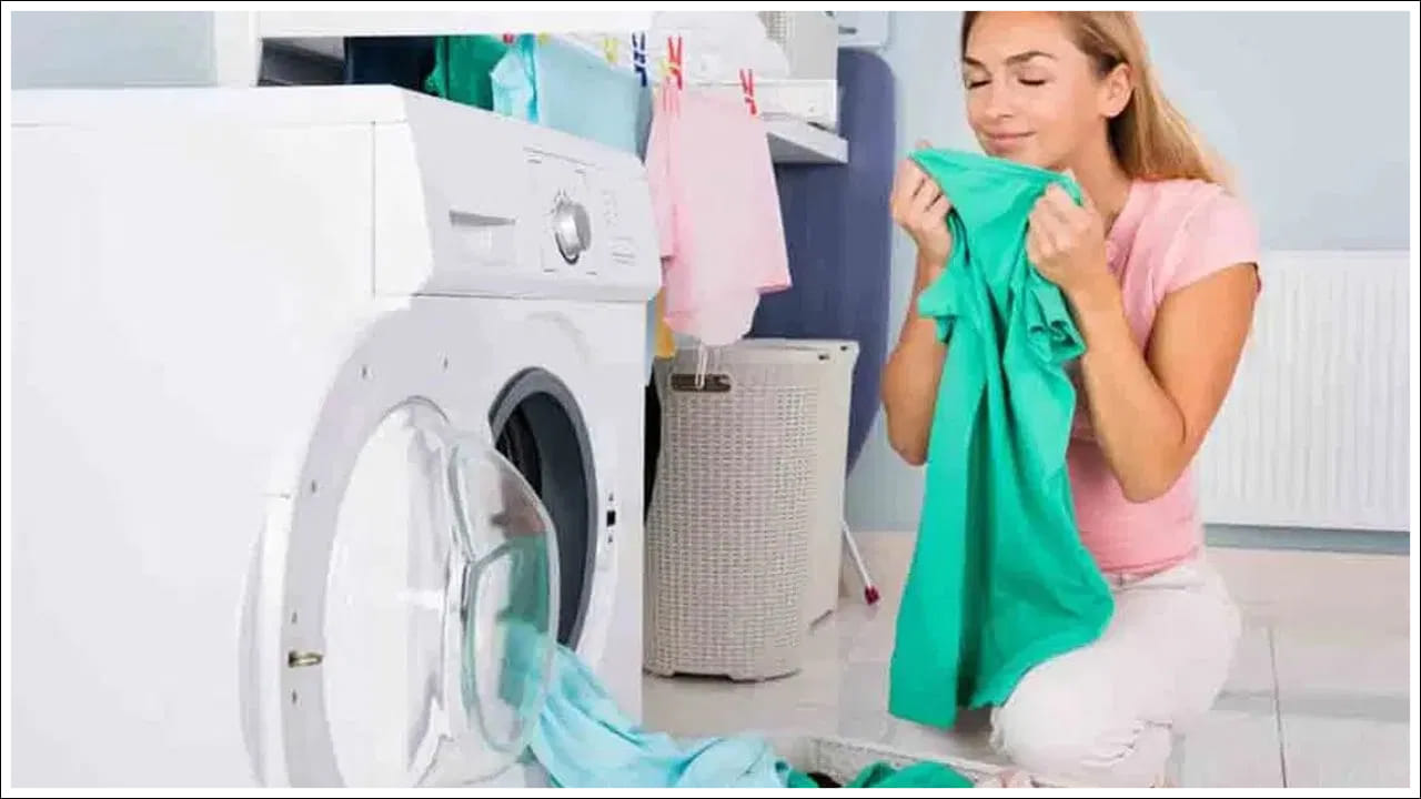  ఫ్రంట్ లోడ్ వాషింగ్ మెషీన్లు కొంచెం ఖరీదైనవి. కొన్ని ఇటీవలి మోడల్స్ తప్ప, మీరు మధ్యలో బట్టలు పెట్టలేరు. లోపల తేమ కారణంగా బూజు పెరిగే అవకాశం ఉంది. అందుకే మీరు ఉపయోగించిన తర్వాత తలుపును కాసేపు తెరిచి ఉంచాలి.