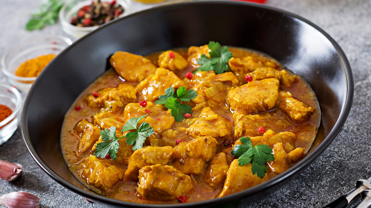 ఆరోగ్యకరంగా వండే పద్ధతి:చికెన్ను నూనెలో డీప్ ఫ్రై చేయడానికి బదులుగా బేకింగ్, గ్రిల్లింగ్ లేదా తక్కువ నూనెతో వేయించడం ఉత్తమం. వంటలో ఆలివ్ ఆయిల్ వంటి మంచి నూనెలను వాడటం వల్ల గుండెకు మేలు జరుగుతుంది. చికెన్ రుచి పెరగాలంటే వండటానికి అరగంట ముందే మసాలాలు పట్టి ఉంచాలి. అన్నిటికంటే ముఖ్యంగా, చికెన్ లోపల వరకు బాగా ఉడికేలా చూసుకోవాలి. ఇలా సరైన పద్ధతిలో చికెన్ తీసుకుంటే అది మన ఆరోగ్యానికి ఎంతో మేలు చేస్తుంది.