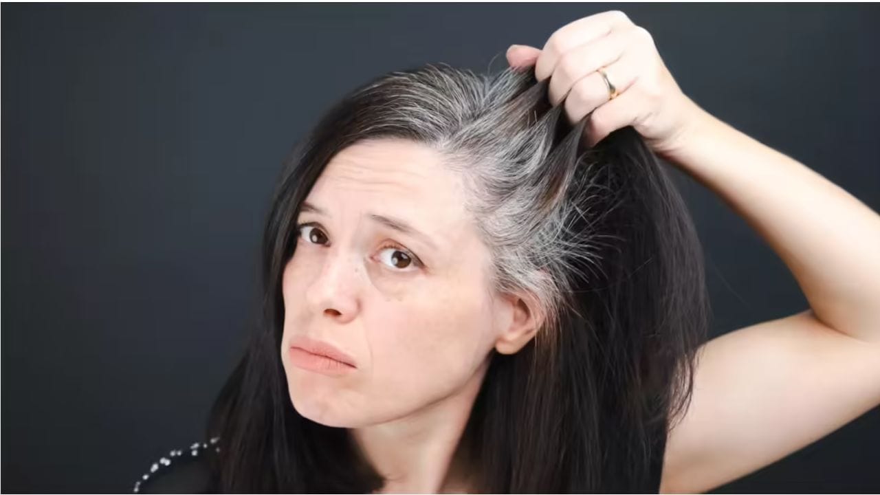 అవును మనం వంటకాల్లోకి ఉపయోగించే టామోటా కేవలం ఆహారంగా మాత్రమే కాకుండా ఔషదంగా కూడా ఉపయోగపడుతుందంటున్నారు. మీరు కూడా ఇలాంటి తెల్ల జుట్టు సమస్యలతో బాధపడుతుంటే, మీ జుట్టును నల్లగా మార్చడంలో చురుకైన పాత్ర పోషిస్తుంది. టామోటాతో జుట్టును నల్లగా మార్చుకునేందుకు మీరు టమోటా గుజ్జును ఉపయోగించాలి. 