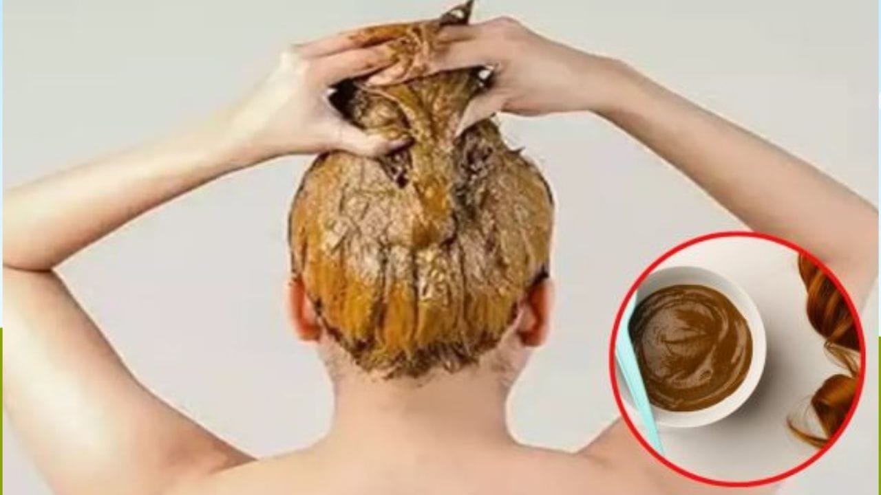 ఈ టమాటో గుజ్జుతో  ప్యాక్ తయారు చేసుకొని దాన్ని జుట్టుకు రాసుకోవాలి. ఇది జుట్టును నల్లగా మార్చడంతో చాలా బాగా పనిచేస్తుంది. ఇందుకోసం మీరు ముందుగా సగం టమాటో, మూడు నుండి నాలుగు టేబుల్ స్పూన్ల ఆలివ్ ఆయిల్, రెండు టేబుల్ స్పూన్ల కాఫీ పౌడర్, వీలైతే హెన్నా పేస్ట్ తీసుకోండి. వీటన్నింటినీ ఒక చిన్న గిన్నెలో వేసి బాగా కలపండి. 15 నిమిషాలు పక్కన పెట్టుకోండి.   